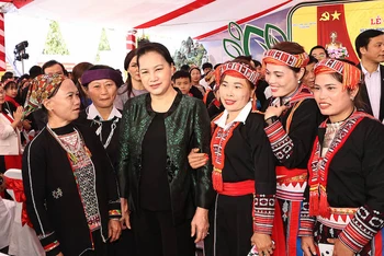 Chủ tich Quốc hội Nguyễn Thị Kim Ngân với nhân dân các dân tộc xã Quang Minh, huyện Văn Yên, tỉnh Yên Bái.