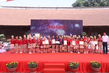 Ban Tổ chức trao giải cho các em có nhiều sáng kiến, sáng tạo trong sáng tác về thầy giáo Chu Văn An.