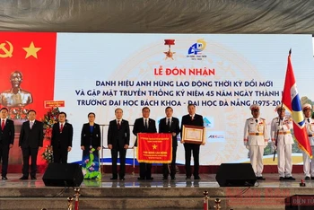 Trường ĐH Bách Khoa - ĐH Đà Nẵng đón nhận Danh hiệu Anh hùng lao động thời kỳ đổi mới. 