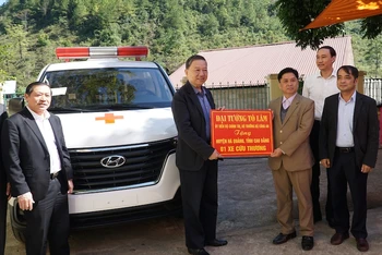 Bộ trưởng Công an Tô Lâm tặng xe cứu thương cho huyện Hà Quảng.