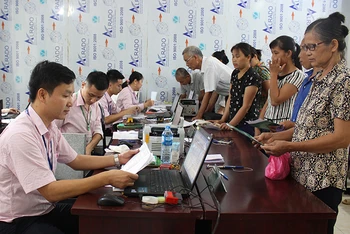 Phòng Giao dịch Ngân hàng Chính sách xã hội huyện Hòa An, Cao Bằng, giải ngân vốn vay giải quyết việc làm cho khách hàng (Ảnh: Baocaobang.vn)