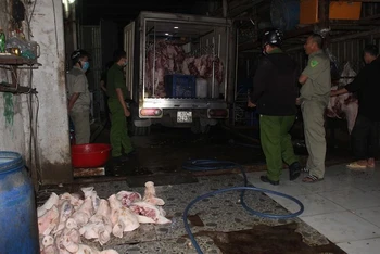 Lực lượng chức năng phát hiện cơ sở giết mổ lợn lậu tại phường Long Bình, TP Biên Hòa, tỉnh Đồng Nai.