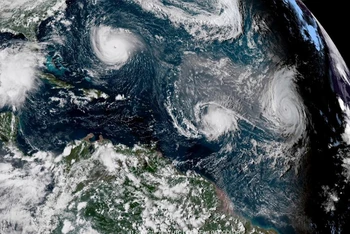 Hình ảnh vệ tinh ba cơn bão vào ngày 11-9-2018 do NOAA cung cấp. Bão nhiệt đới Florence, phía trên bên trái, ở Đại Tây Dương. Ở tâm là bão nhiệt đới Isaac và ở bên phải là bão Helene. Ảnh: NOAA qua AP.