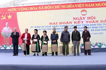 Đồng chí Trần Quốc Vượng tặng quà gia đình chính sách xóm Nạ Tẩm, xã Phú Đình, huyện Định Hoá.