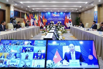 Thủ tướng Nguyễn Xuân Phúc điều hành Phiên đối thoại trong vai trò Chủ tịch ASEAN+3. (Ảnh: TRẦN HẢI)