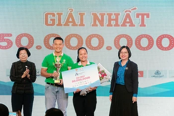 Vợ chồng nhà khởi nghiệp trẻ Phạm Đình Ngãi và Thạch Thị Chal Thi (áo xanh lá trong ảnh) nhận giải nhất tại cuộc thi "Dự án khởi nghiệp sáng tạo thanh niên nông thôn" năm 2020.