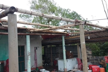 Nhà của người dân xã Ngư Thủy, huyện Lệ Thủy (Quảng Bình) bị gió bão thổi bay mái hiên.