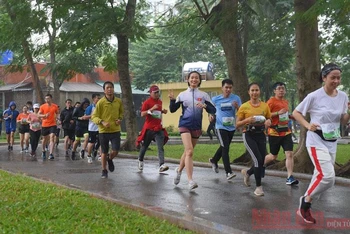 Gần 1.000 người đã tham gia giải chạy để bày tỏ tình cảm với những người mình yêu quý thông qua chạy bộ.