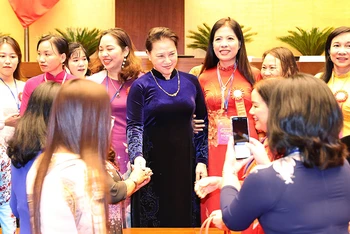 Chủ tịch Quốc hội Nguyễn Thị Kim Ngân và các đại biểu nữ tại buổi gặp mặt (Ảnh: Trọng Đức - TTXVN).