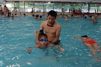 Một lớp dạy bơi cho trẻ em tại quận Hai Bà Trưng, Hà Nội (Ảnh minh họa: MINH HÀ).