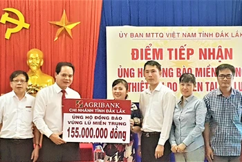 Lãnh đạo Ủy ban MTTQ Việt Nam tỉnh Đắk Lắk tiếp nhận tiền ủng hộ đồng bào miền trung của Agribank tỉnh Đắk Lắk.