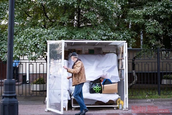 Người bán tranh trên phố đi bộ ở thủ đô Moscow của Nga. 