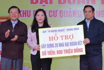 Đồng chí Phạm Minh Chính trao biểu trưng khoản hỗ trợ cho MTTQ tỉnh Thanh Hóa xây 20 nhà Đại đoàn kết.