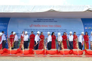 Đại diện lãnh đạo Bộ GTVT, tỉnh Bình Thuận, Đồng Nai các địa phương, chủ đầu tư và nhà thầu thực hiện nghi thức triển khai thi công.