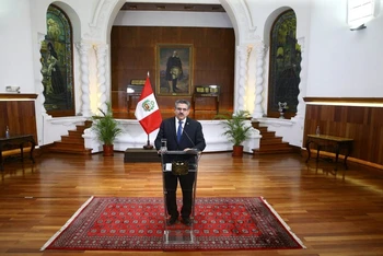 Tổng thống lâm thời Peru Manuel Merino thông báo từ chức. (Ảnh: AP)