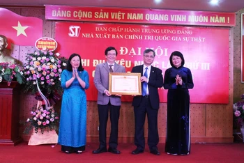 Phó Chủ tịch nước Đặng Thị Ngọc Thịnh trao Bằng khen của Thủ tướng Chính phủ tặng NXB Chính trị quốc gia Sự thật.