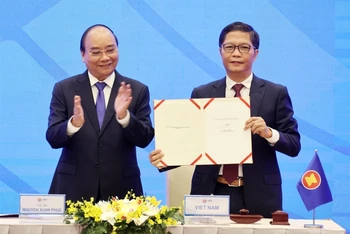 Thủ tướng Nguyễn Xuân Phúc, Chủ tịch ASEAN 2020 chứng kiến Lễ ký Hiệp định Đối tác Kinh tế Toàn diện Khu vực RCEP. Ảnh: TTXVN.
