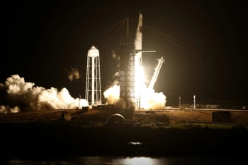 Tàu vũ trụ Crew Dragon do SpaceX thiết kế, đã cất cánh trên tên lửa đẩy SpaceX Falcon 9 lúc 7 giờ 27 phút sáng nay theo giờ Việt Nam. Ảnh: Reuters.