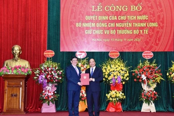 Thủ tướng Nguyễn Xuân Phúc trao quyết định bổ nhiệm tân Bộ trưởng Y tế Nguyễn Thanh Long. (Ảnh: TRẦN HẢI)