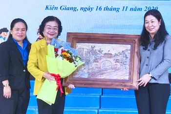 Đại diện lãnh đạo tỉnh Kiên Giang tặng quà lưu niệm cho nguyên Phó Chủ tịch nước Trương Mỹ Hoa.