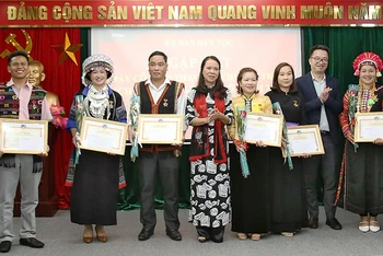Thầy giáo K'Dĩnh (ngoài cùng bên trái) cùng các đồng nghiệp nhận Kỷ niệm chương "Vì sự nghiệp phát triển các dân tộc" tại Ủy ban Dân tộc.