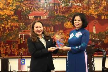 Chủ tịch UBND tỉnh Bắc Ninh, Nguyễn Hương Giang (phải) tiếp Đại sứ Malaysia tại Việt Nam, Dato’ Shariffah Norhana Syed Mustaffa.