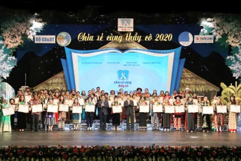 Các đồng chí lãnh đạo Đảng, Nhà nước, đại diện lãnh đạo các bộ, ngành, đoàn thể cùng 63 thầy, cô giáo tiêu biểu dự chương trình "Chia sẻ cùng thầy cô" năm 2020. 