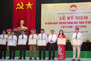 Bảy tập thể và 10 cá nhân được Chủ tịch UBND tỉnh Phú Yên tặng Bằng khen vì có thành tích xuất sắc trong các phong trào thi đua.