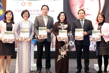 Ra mắt Báo cáo khu vực về "Thúc đẩy hòa nhập bền vững của Cộng đồng ASEAN thông qua việc bảo đảm địa vị pháp lý của phụ nữ và trẻ em ASEAN" tại Việt Nam (Ảnh: Molisa).