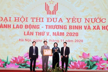 Phó Chủ tịch nước Đặng Thị Ngọc Thịnh trao tặng Huân chương Lao động hạng Nhì cho tập thể Vụ Bảo hiểm xã hội.