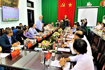Đại sứ đặc mệnh toàn quyền Thụy Sĩ tại Việt Nam Ivo Sieber phát biểu tại buổi làm việc với UBND huyện Krông Năng.