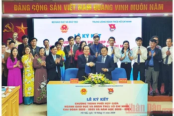 Quang cảnh lễ ký kết Chương trình phối hợp giai đoạn 2020-2025 giữa ngành Giáo dục và Đoàn TNCS Hồ Chí Minh.