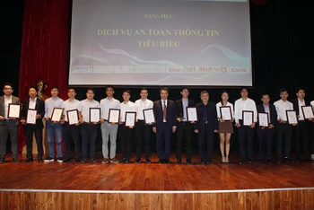 Thứ trưởng Nguyễn Huy Dũng trao Danh hiệu cho các doanh nghiệp.