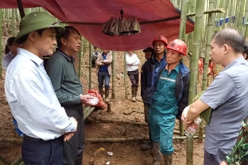 Các đồng chí Thường trực UBND tỉnh Cao Bằng kiểm tra, chỉ đạo công tác tìm kiếm, cứu nạn tại hiện trường.