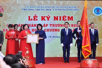 Phó Chủ tịch nước Đặng Thị Ngọc Thịnh trao tặng nhà trường Huân chương Độc lập hạng Nhì.