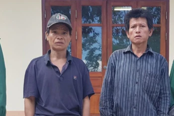 Lò Văn Dọn và Lò Văn Nhi khi bị lực lượng Biên phòng bắt giữ.