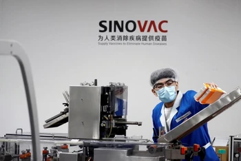 Tại cơ sở đóng gói của nhà sản xuất vaccine Trung Quốc Sinovac Biotech ngày 24-9. Ảnh: Reuters.