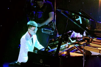 Cậu bé khiếm thị Bùi Quang Khánh biểu diễn piano