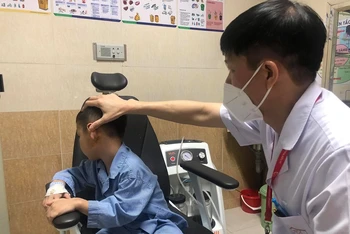 PGS, TS Phạm Tuấn Cảnh khám cho bệnh nhân rò khe mang ở tai.