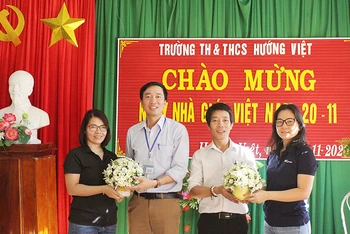 Đại diện Tập đoàn Công nghệ MK tặng hoa chúc mừng Trường TH-THCS Hướng Việt nhân ngày Nhà giáo Việt Nam 20-11.
