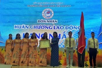Phó Chủ tịch nước Đặng Thị Ngọc Thịnh trao Huân chương Lao động hạng nhất cho Trường tiểu học Đinh Tiên Hoàng.