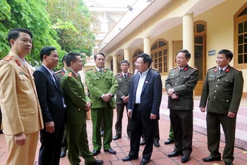 Phó Thủ tướng Chính phủ, Bộ trưởng Ngoại giao Phạm Bình Minh với cử tri là Công an tỉnh Thái Nguyên.