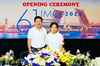 Thầy giáo Nguyễn Duy Liên và học sinh đoạt Huy chương đồng Ô-lim-pích Toán học quốc tế năm 2020.