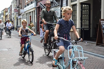Đi xe đạp được xem như là đặc trưng của Hà Lan, một quốc gia mà thậm chí Thủ tướng cũng đạp xe đi làm. (Ảnh: Modacity)