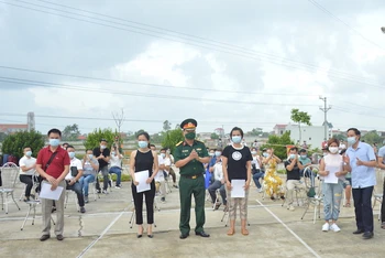 Bàn giao các công dân hoàn thành cách ly tập trung Nam Định.