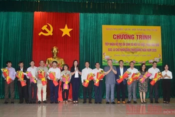 Đồng chí Nguyễn Hòa Bình và đồng chí Bùi Thị Quỳnh Vân tặng hoa tri ân tấm lòng hảo tâm các doanh nghiệp, cá nhân đã ủng hộ giúp đỡ đồng bào vùng bão, lũ Quảng Ngãi.