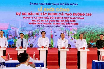 Thủ tướng Chính phủ Nguyễn Xuân Phúc dự và nhấn nút khởi công công trình.