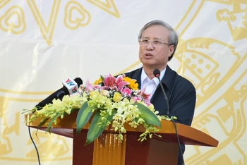 Đồng chí Trần Quốc Vượng, Ủy viên Bộ Chính trị, Thường trực Ban Bí thư phát biểu chúc mừng.
