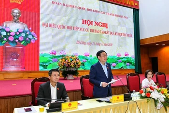 Bí thư Thành uỷ Vương Đình Huệ, Trưởng đoàn đại biểu Quốc hội thành phố Hà Nội trả lời ý kiến của cử tri.