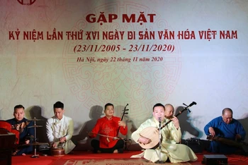 Các nghệ nhân trình diễn hát văn nhân kỷ niệm 15 năm Ngày Di sản văn hoá Việt Nam